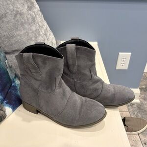 Stylish Women’s Suede Boots